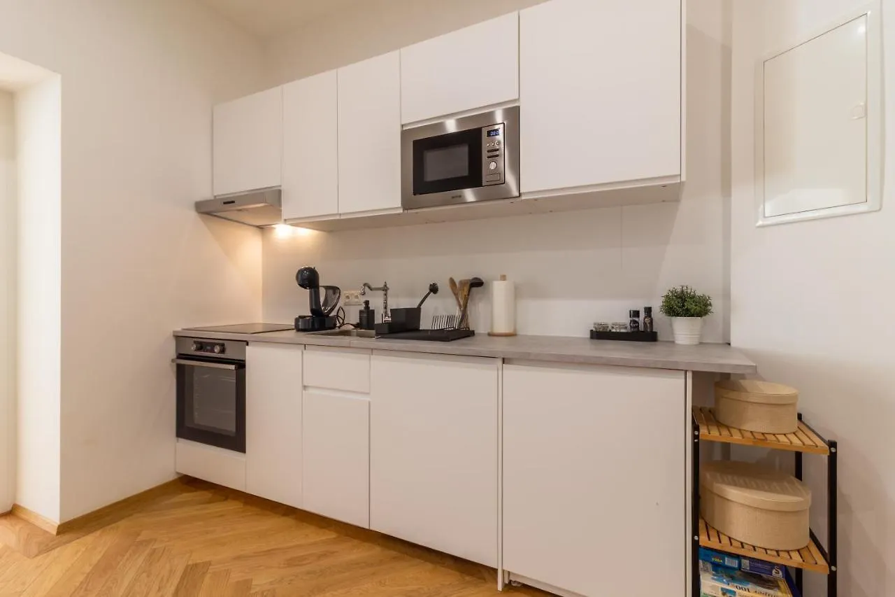 Vienna City Apartment 0*,